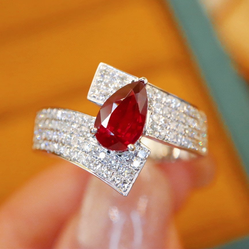 14k Gold 1.54 Ctw Natural Ruby & Diamond Ring: Ref:230940098 // gold content:14k gold // ring size:7. 25us // // main gemstone:ruby // shape:pear // carat weight:1. 05ct // color:pigeonblood red // treatment:natural // // adjacent gemstone 2 :