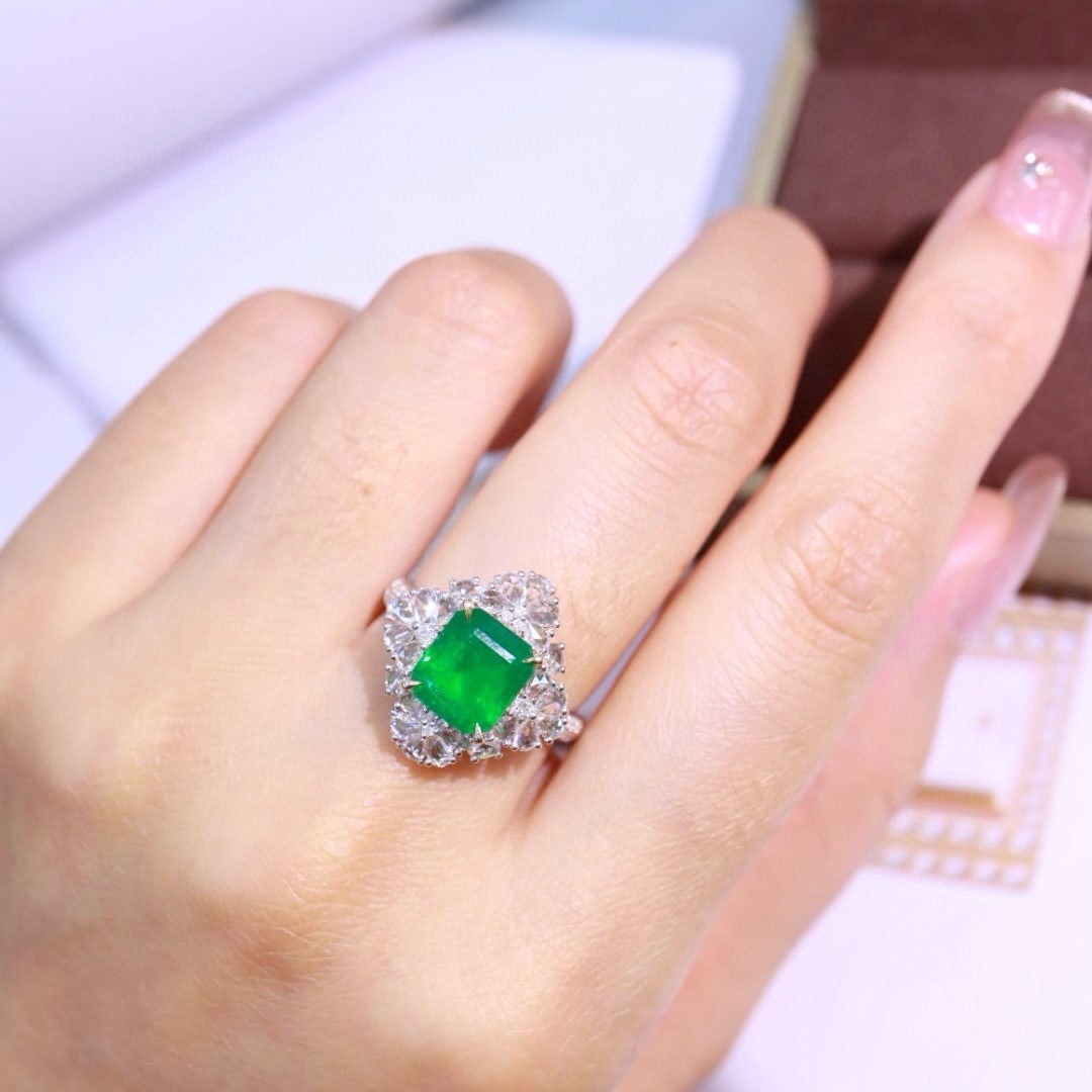 14k Gold 3.25 Ctw Vivid Green Natural Emerald & Diamond Ring - 4
