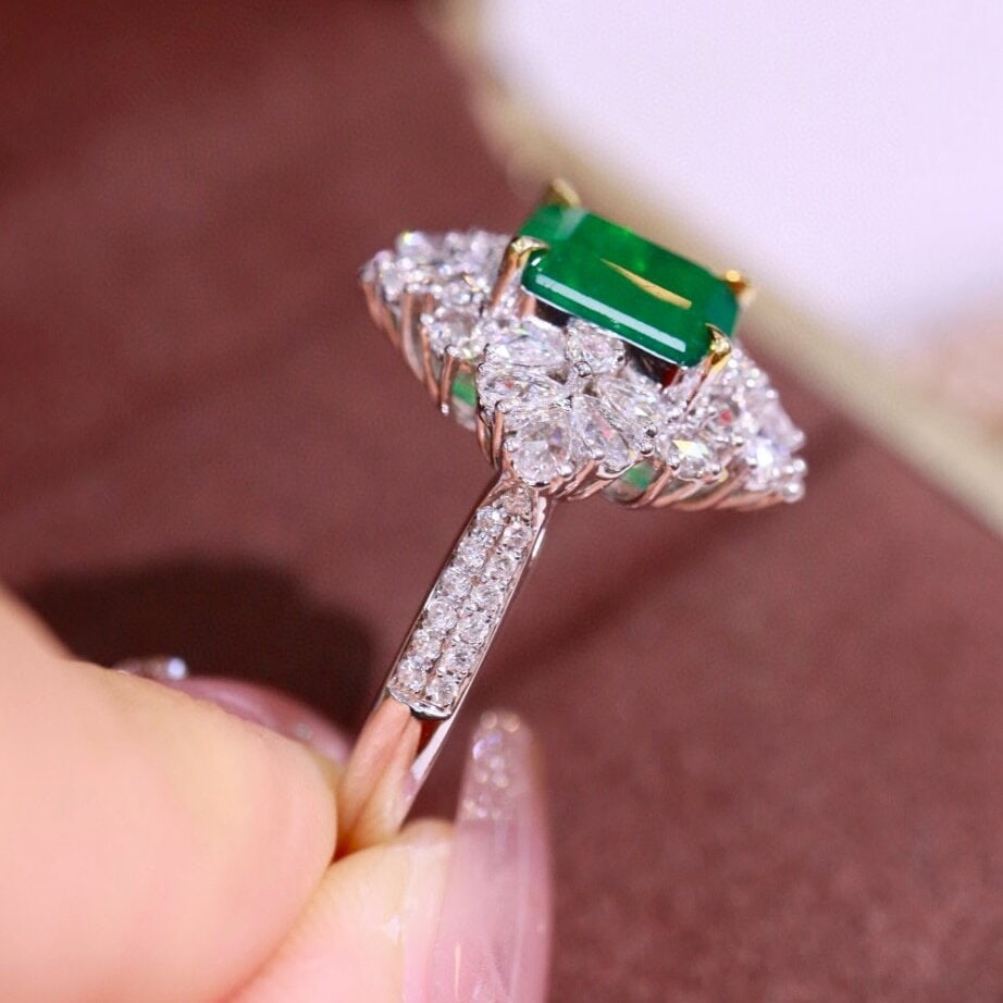 14k Gold 3.25 Ctw Vivid Green Natural Emerald & Diamond Ring - 8