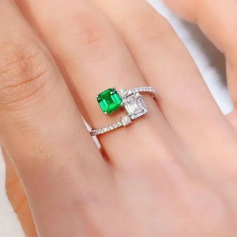 14k Gold 0.76 Ctw Vivid Green Natural Emerald & Diamond Ring - 5