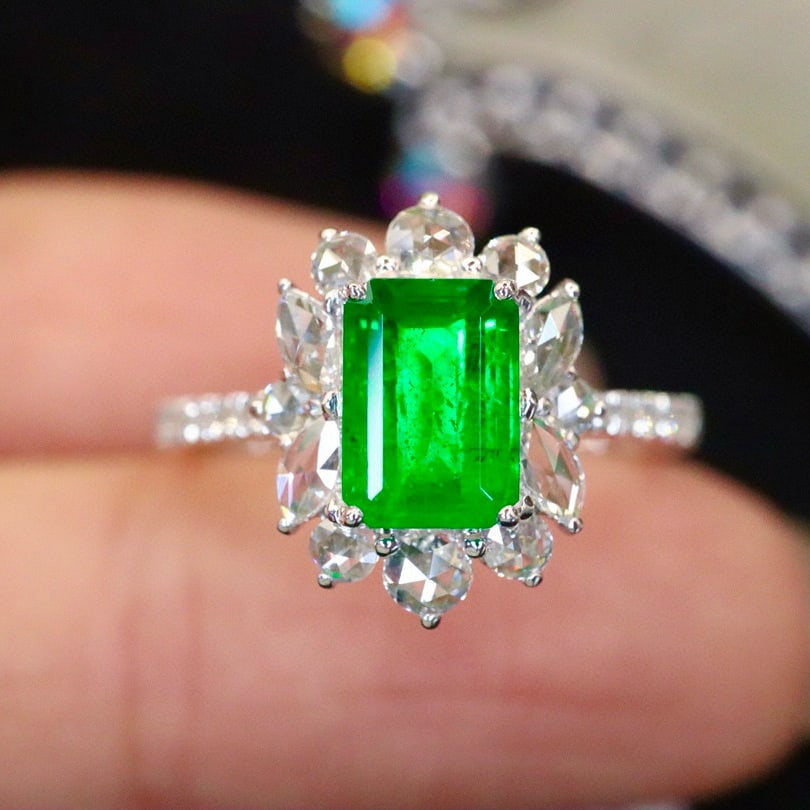 14k Gold 1.35 Ctw Vivid Green Natural Emerald & Diamond Ring: Ref:230940109 // gold content:14k gold // ring size:7. 25us // // main gemstone:emerald // shape:octagonal // carat weight:0. 95ct // color:vivid green // treatment:natural // // adjacent gemstone