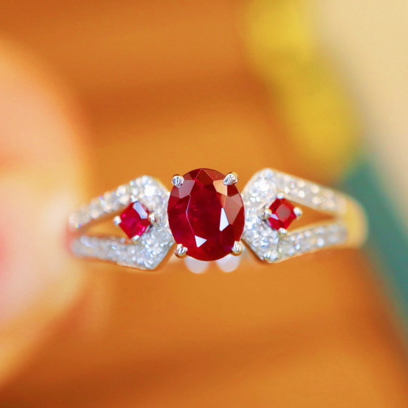 14k Gold 0.69 Ctw Vivid Red Natural Ruby & Diamond Ring: Ref:230940114 // gold content:14k gold // ring size:7. 25us // // main gemstone:ruby // shape:oval // carat weight:0. 55ct // color:vivid red // treatment:natural // // adjacent gemstone 2 : diamond /