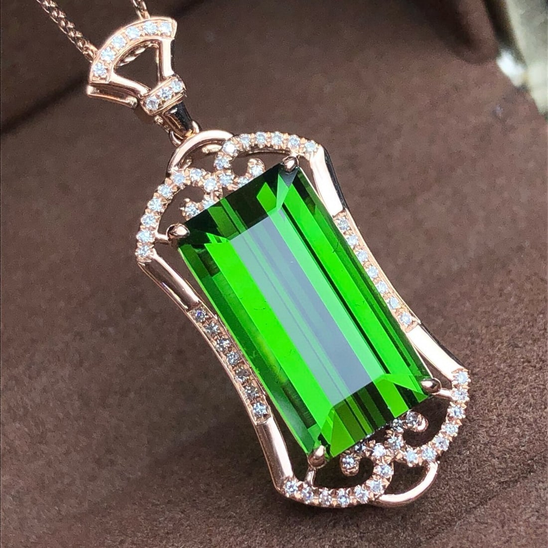 14k Gold 9.8 Ct Natural Tourmaline & Diamond Pendant( Without Chain ): Ref:230940133 // gold content:14k gold // main gemstone:tourmaline // shape:octagonal // carat weight:9. 8ct // color:green // treatment:natural // // adjacent gemstone 2 : diamond // shape:round
