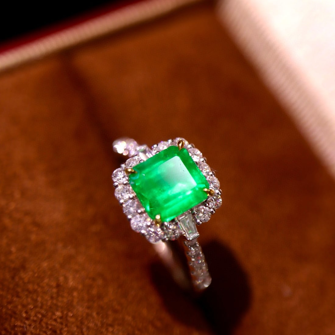 14k Gold 1.61 Ctw Vivid Green Natural Emerald & Diamond Ring - 4