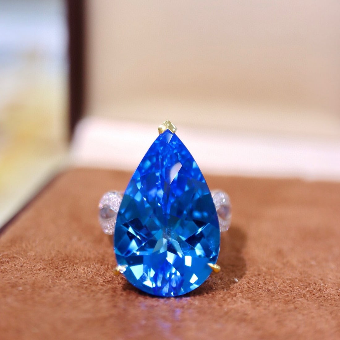 14k Gold 16.94 Ctw Natural Topaz & Diamond Ring: Ref:230940151 // gold content:14k gold // ring size:7. 25us // // main gemstone:topaz // shape:pear // carat weight:16. 7ct // color:blue // treatment:natural // // adjacent gemstone 2 : diamond