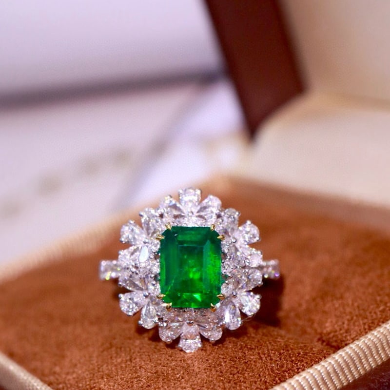 14k Gold 3.07 Ctw Vivid Green Natural Emerald & Diamond Ring: Ref:230940153 // gold content:14k gold // ring size:7. 25us // // main gemstone:emerald // shape:octagonal // carat weight:1. 40ct // color:vivid green // treatment:natural // // adjacent gemstone 2 :