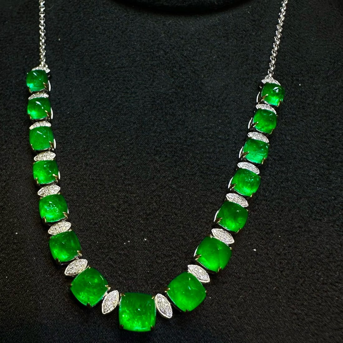 14k Gold 11.6 Ct Vivid Green Natural Emerald & Diamond Necklace - 3