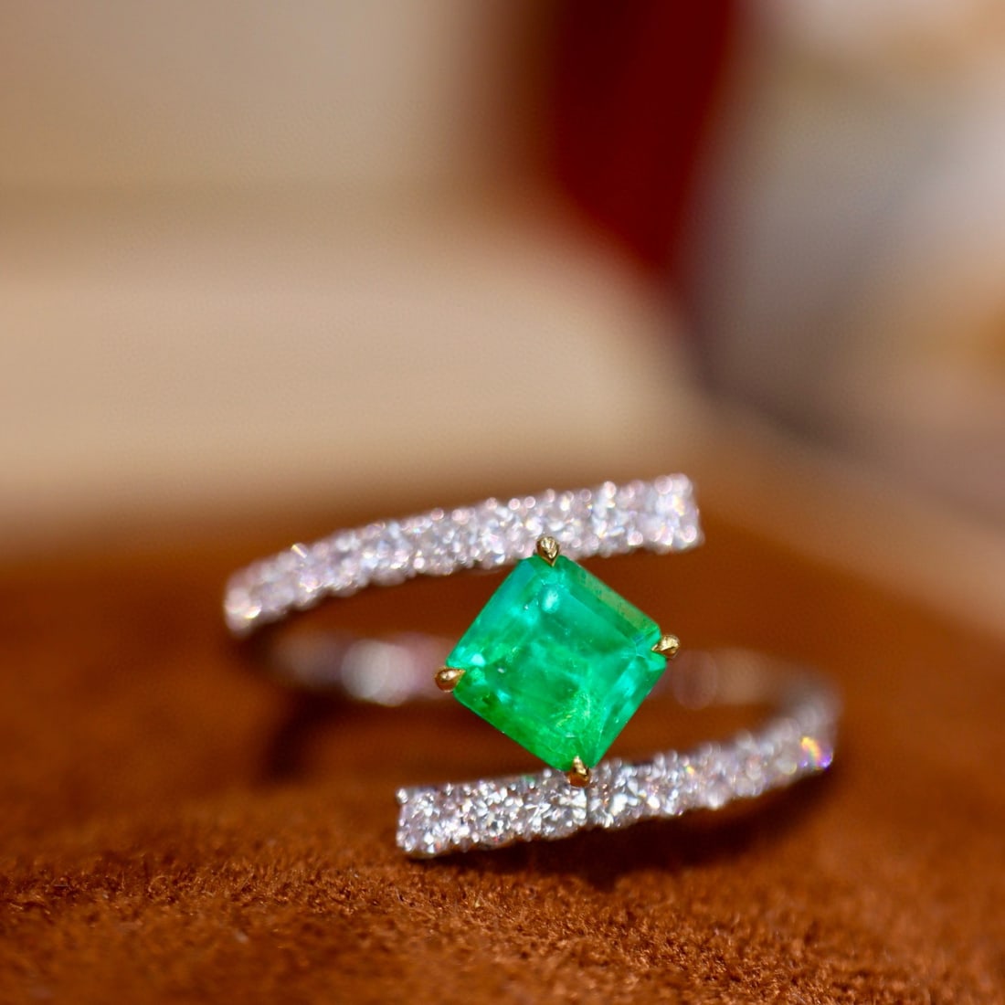 14k Gold 0.88 Ctw Vivid Green Natural Emerald & Diamond Ring (1 of 6)