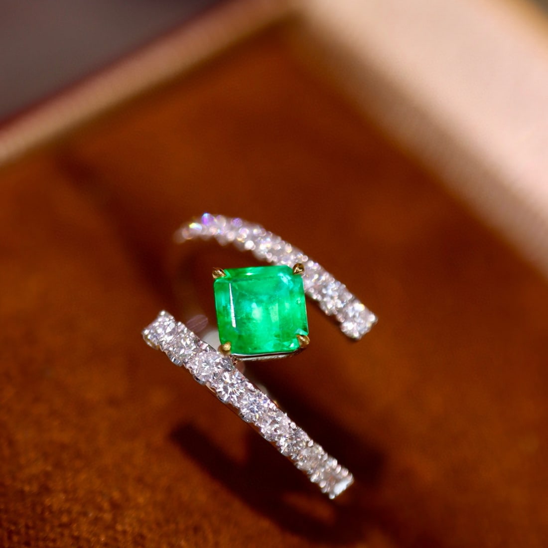 14k Gold 0.88 Ctw Vivid Green Natural Emerald & Diamond Ring - 2