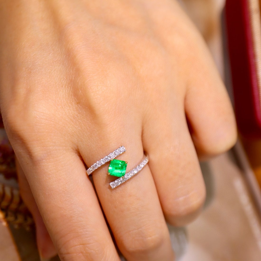 14k Gold 0.88 Ctw Vivid Green Natural Emerald & Diamond Ring - 4