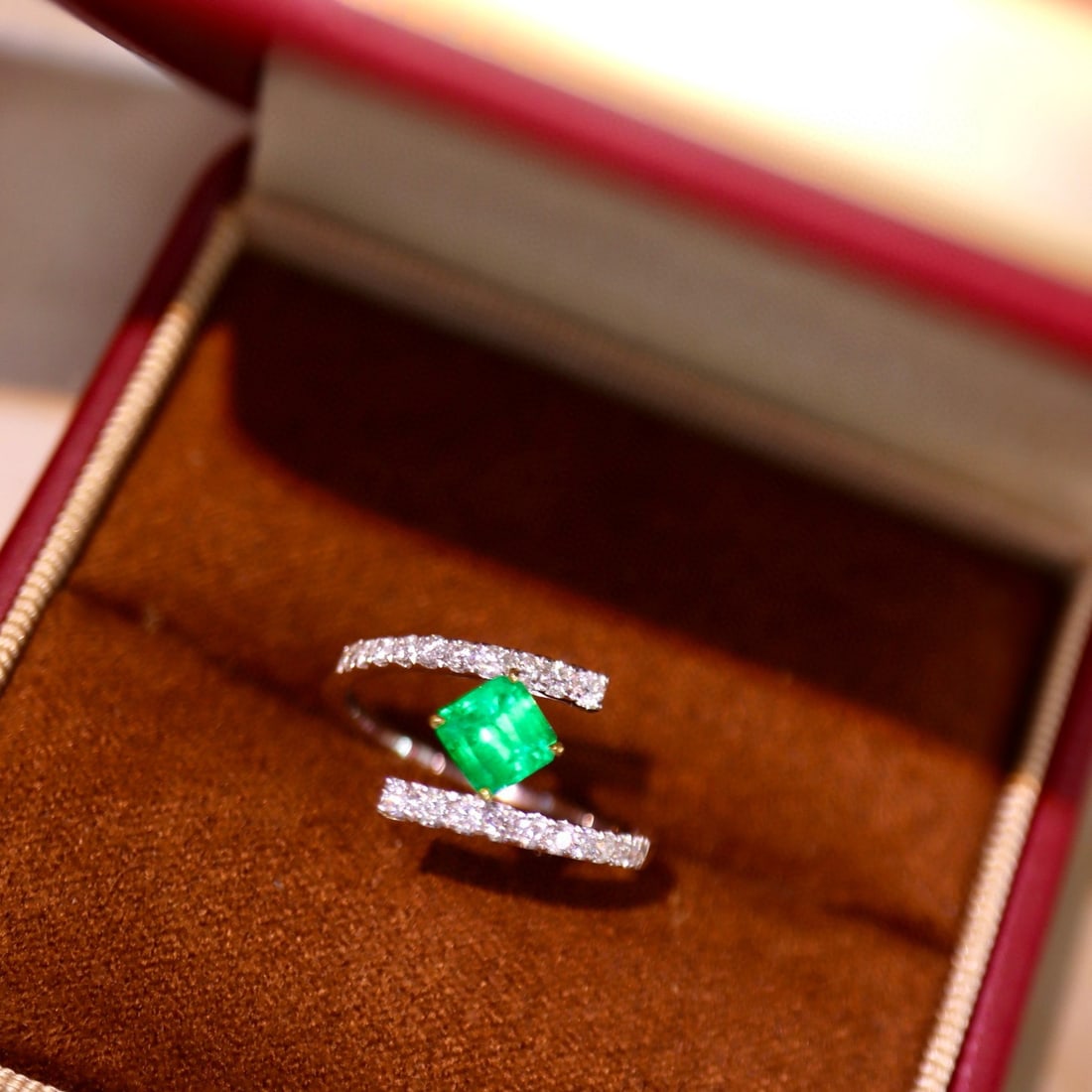 14k Gold 0.88 Ctw Vivid Green Natural Emerald & Diamond Ring - 5