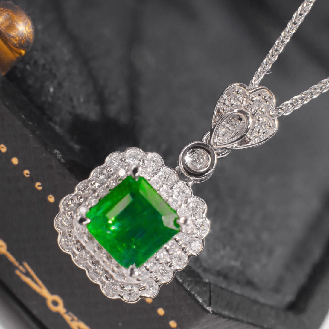 14k Gold 1.44 Ctw Vivid Green Natural Emerald & Diamond Pendant( Without Chain ) - 5