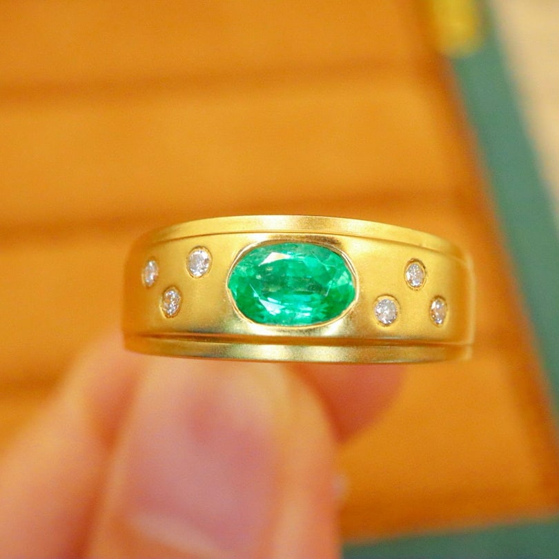 14k Gold 0.54 Ctw Natural Emerald & Diamond Ring: Ref:230940196 // gold content:14k gold // ring size:7. 25us // // main gemstone:emerald // shape:oval // carat weight:0. 48ct // color:green // treatment:natural // // adjacent gemstone 2 :