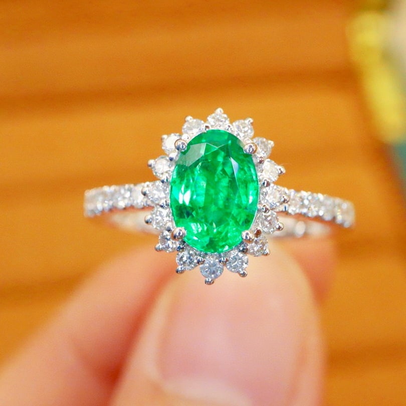 14k Gold 1.27 Ctw Vivid Green Natural Emerald & Diamond Ring: Ref:230940200 // gold content:14k gold // ring size:7. 25us // // main gemstone:emerald // shape:oval // carat weight:0. 88ct // color:vivid green // treatment:natural // // adjacent gemstone 2 :