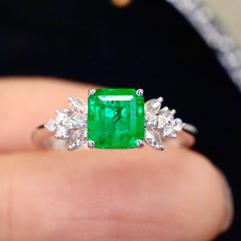14k Gold 1.01 Ctw Vivid Green Natural Emerald & Diamond Ring: Ref:230940211 // gold content:14k gold // ring size:7. 25us // // main gemstone:emerald // shape:octagonal // carat weight:0. 85ct // color:vivid green // treatment:natural // // adjacent gemstone