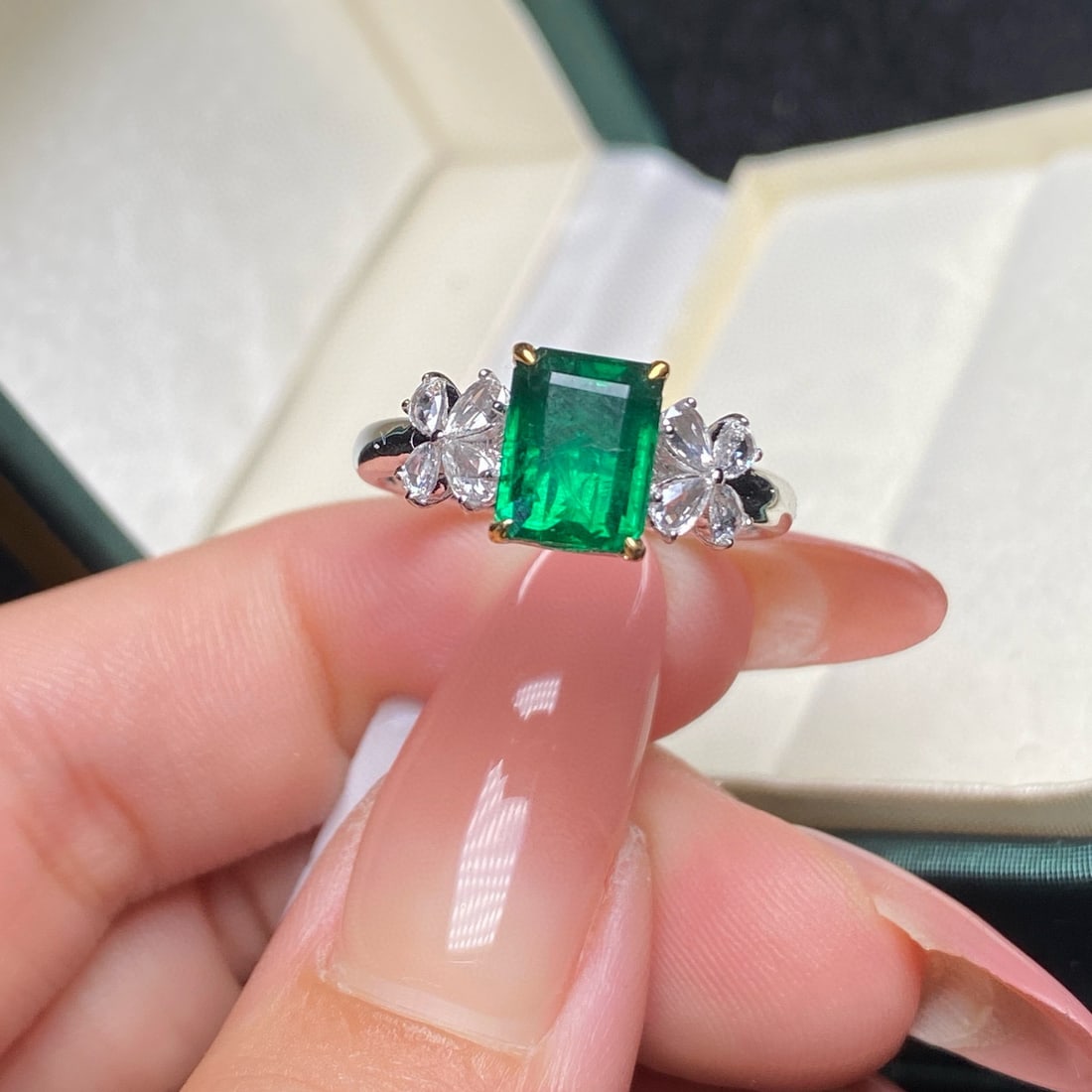 14k Gold 2.16 Ctw Vivid Green Natural Emerald & Diamond Ring: Ref:230940217 // gold content:14k gold // ring size:7. 25us // // main gemstone:emerald // shape:octagonal // carat weight:1. 84ct // color:vivid green // treatment:natural // // adjacent gemstone 2 :