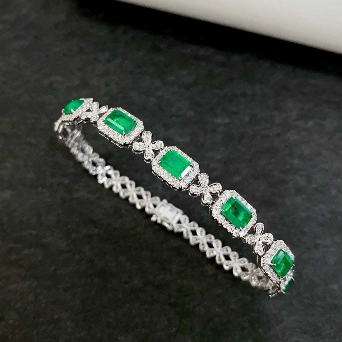 14k Gold 5.03 Ctw Vivid Green Natural Emerald & Diamond Bracelet: Ref:230940221 // gold content:14k gold // main gemstone:emerald // shape:octagonal // carat weight:3. 68ct // color:vivid green // treatment:natural // // adjacent gemstone 2 : diamond //