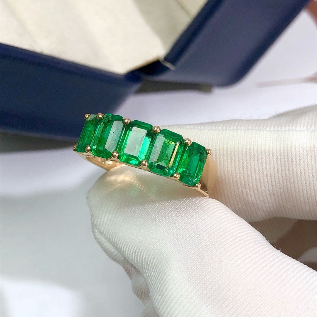 14k Gold 2.2 Ct Vivid Green Natural Emerald Ring: Ref:230940227 // gold content:14k gold // ring size:7. 25us // // main gemstone:emerald // shape:octagonal // carat weight:2. 2ct // color:vivid green // treatment:natural // Condition: NewLow