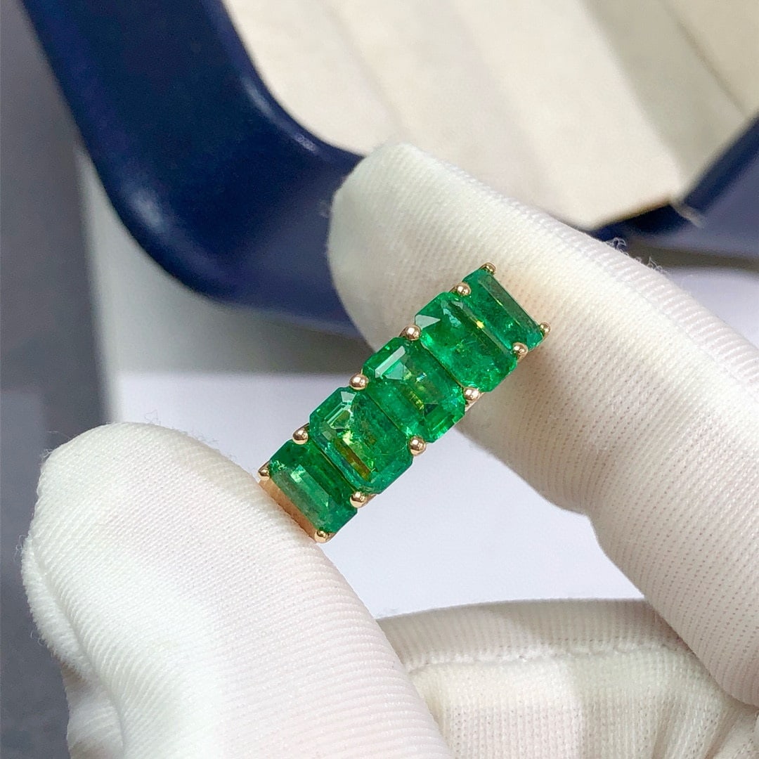 14k Gold 2.2 Ct Vivid Green Natural Emerald Ring - 3