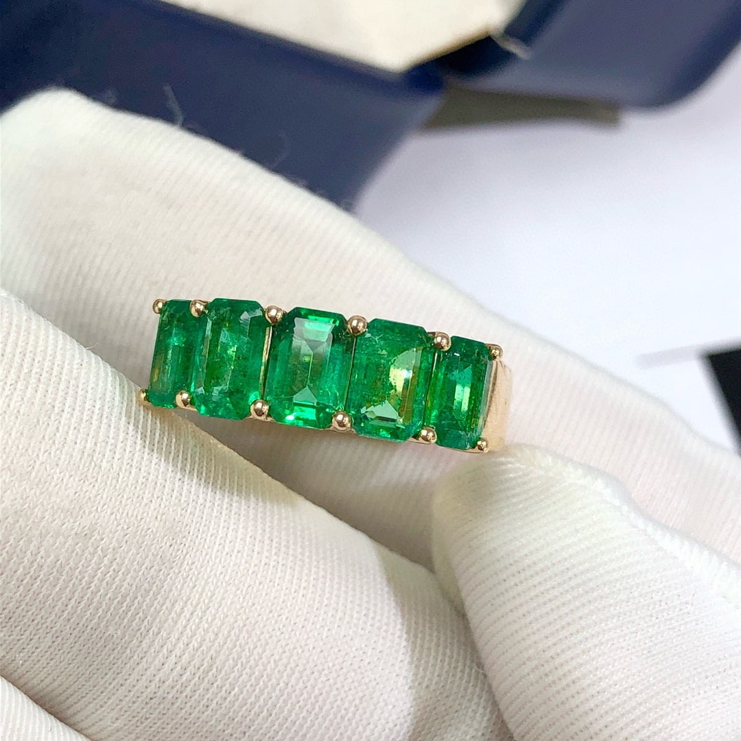 14k Gold 2.2 Ct Vivid Green Natural Emerald Ring - 4