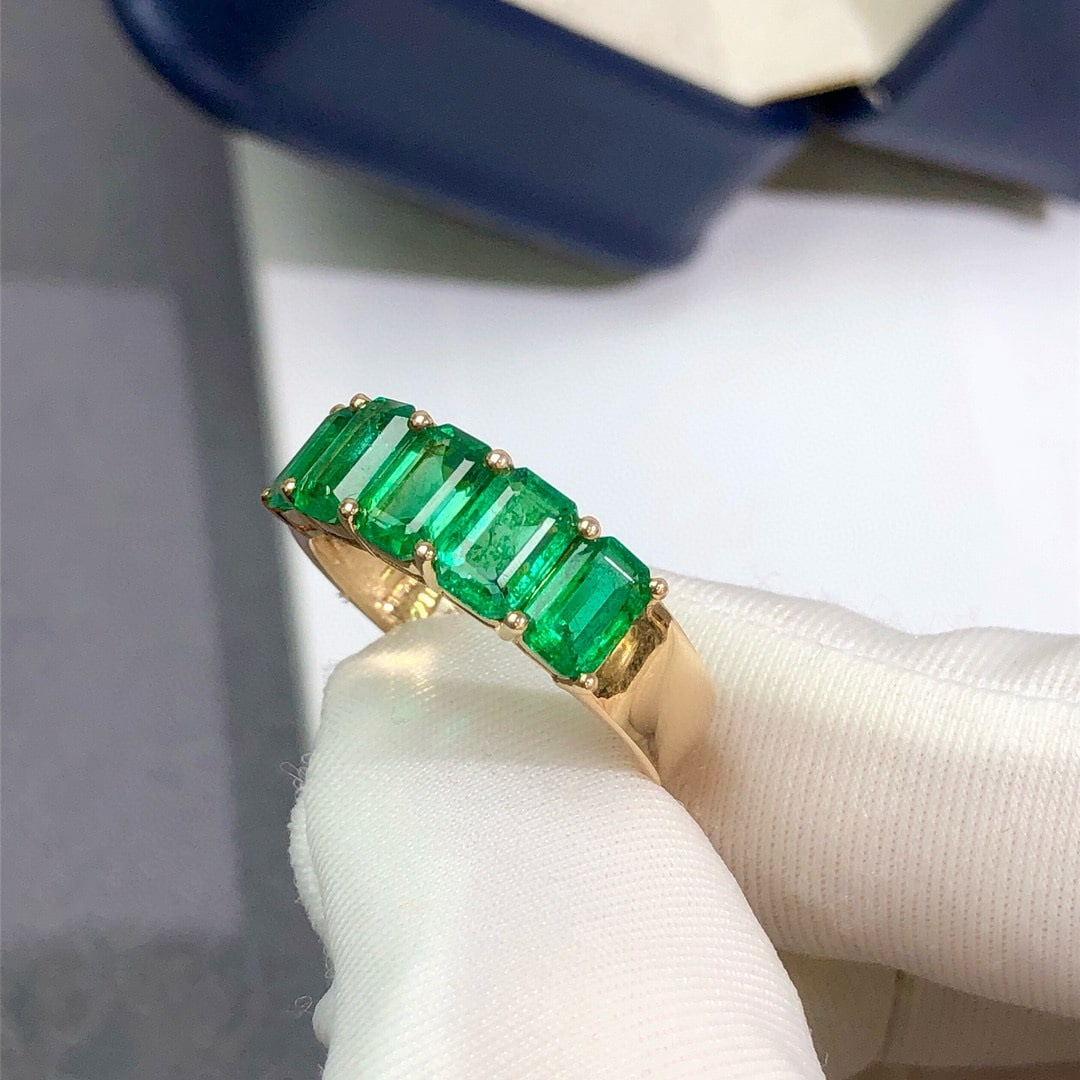 14k Gold 2.2 Ct Vivid Green Natural Emerald Ring - 8