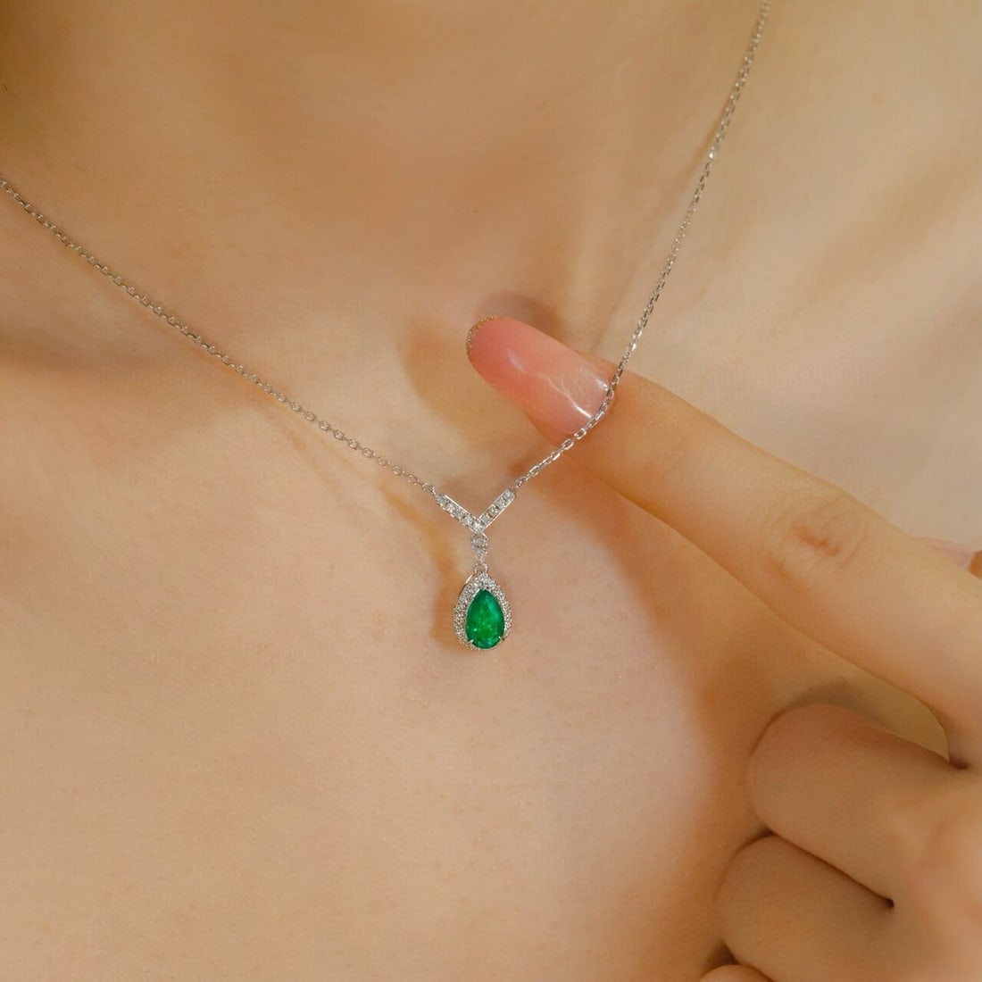 14k Gold 0.86 Ctw Vivid Green Natural Emerald & Diamond Necklace - 2