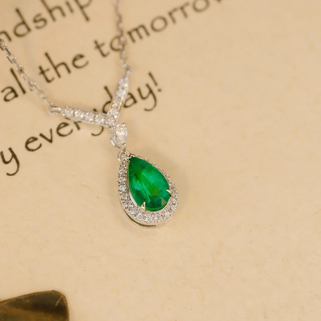 14k Gold 0.86 Ctw Vivid Green Natural Emerald & Diamond Necklace - 3