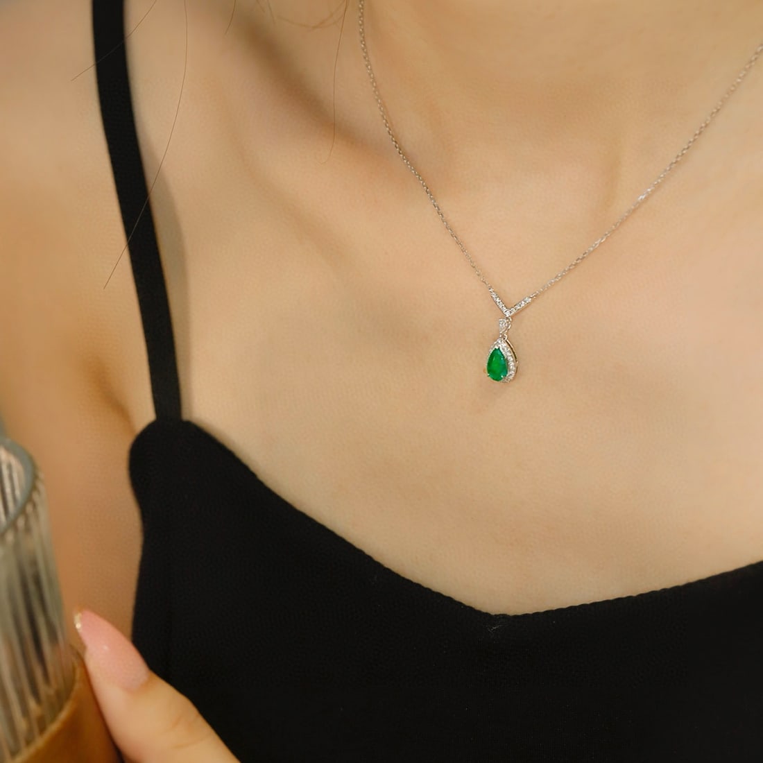 14k Gold 0.86 Ctw Vivid Green Natural Emerald & Diamond Necklace - 5