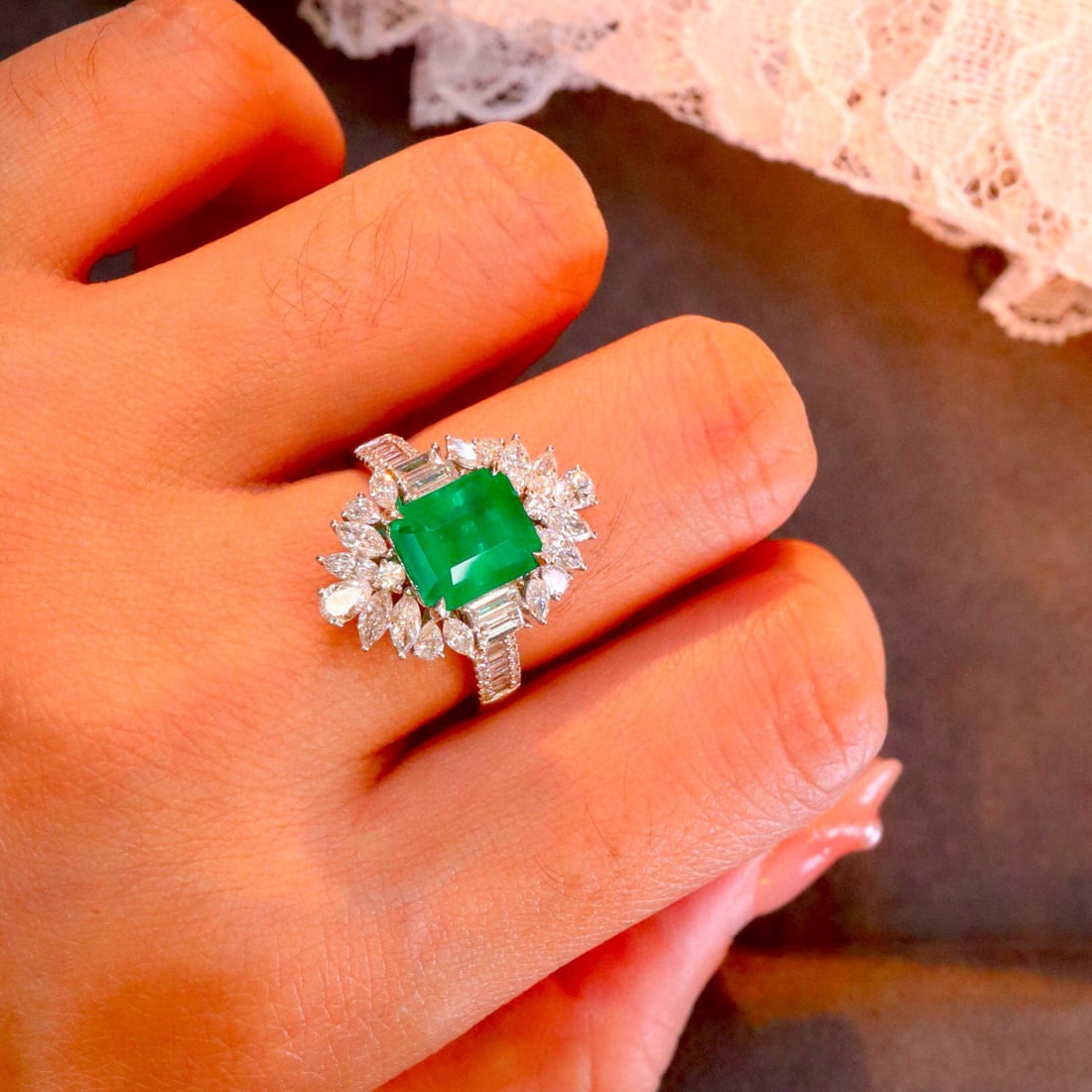 14k Gold 4.38 Ctw Vivid Green Natural Emerald & Diamond Ring - 3