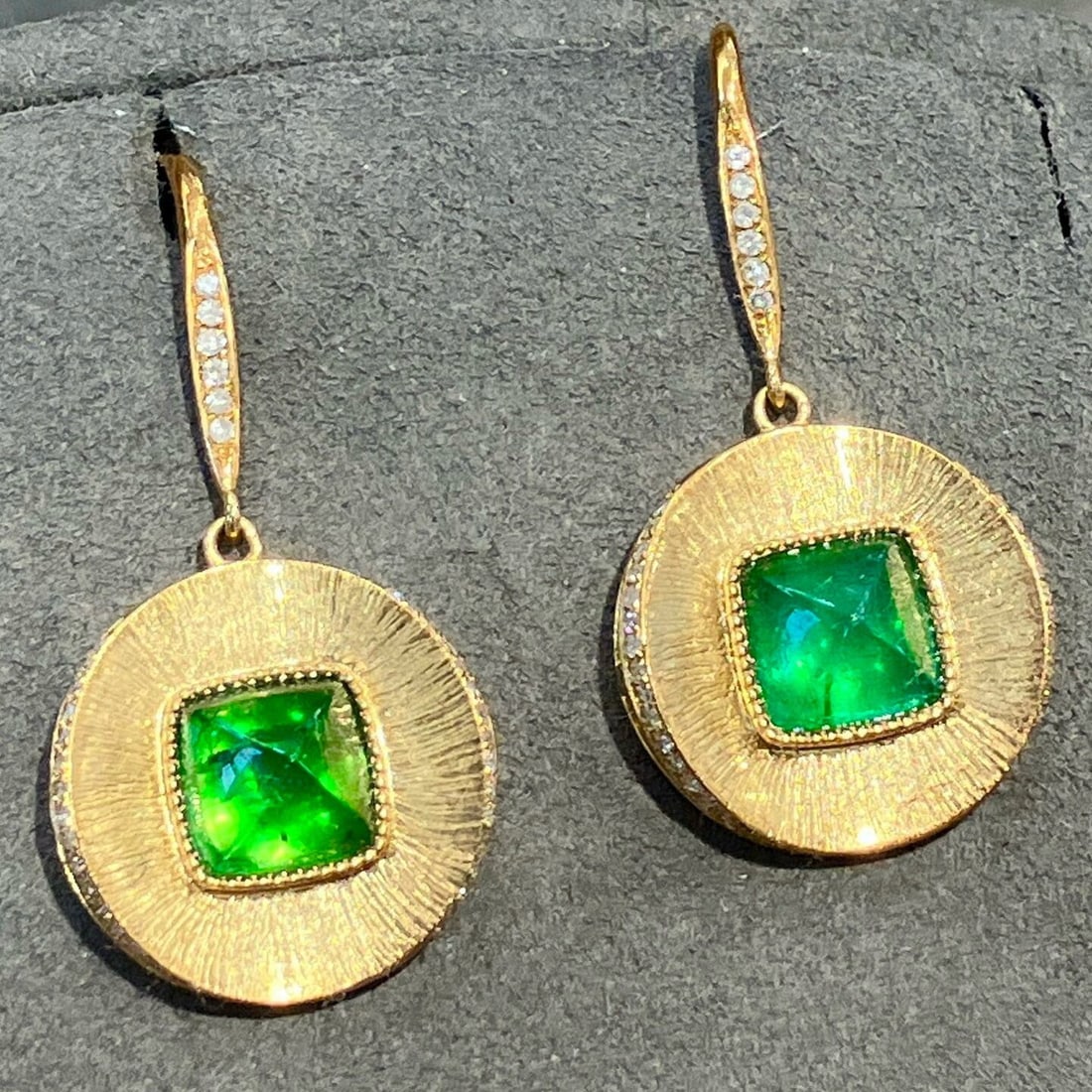 14k Gold 4.24 Ctw Vivid Green Natural Emerald & Diamond Earrings: Ref:230940259 // gold content:14k gold // main gemstone:emerald // shape:suger-loaf // carat weight:3. 98ct // color:vivid green // treatment:natural // // adjacent gemstone 2 : diamond // shape:round