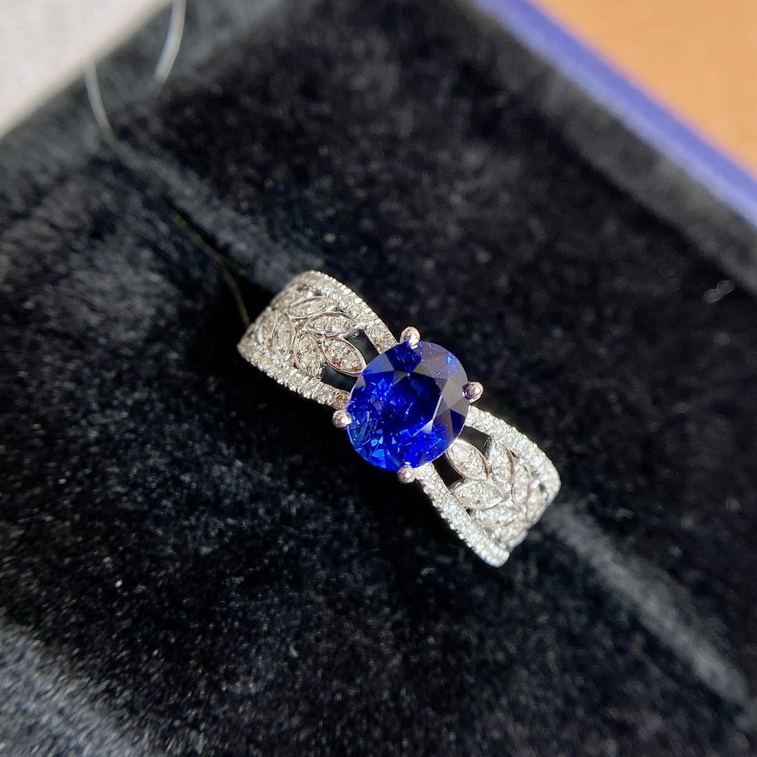 14k Gold 1.44 Ctw Vivid Blue Natural Sapphire & Diamond Ring - 3