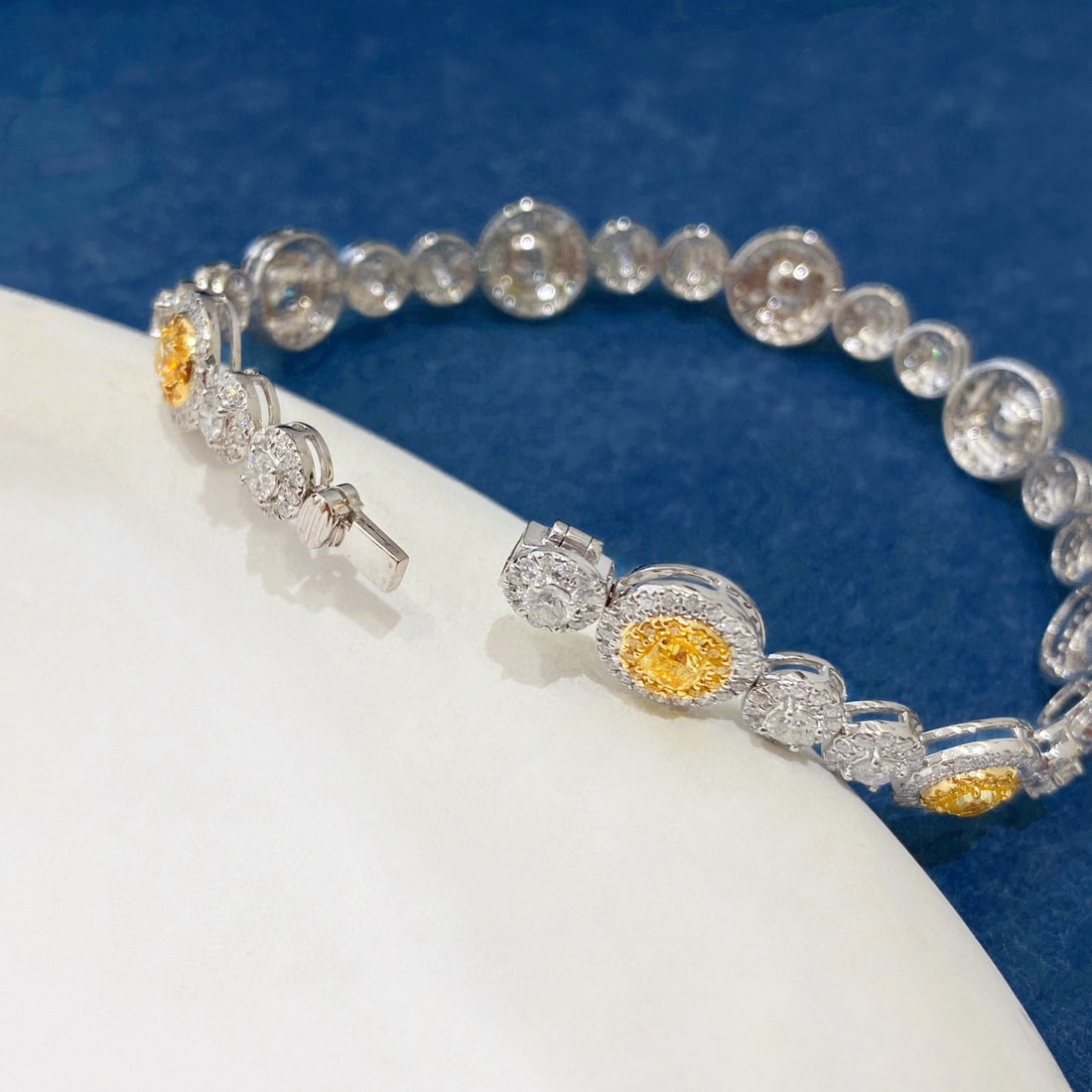 14k Gold 4.93 Ctw Natural Yellow Diamond & Diamond Bracelet - 4