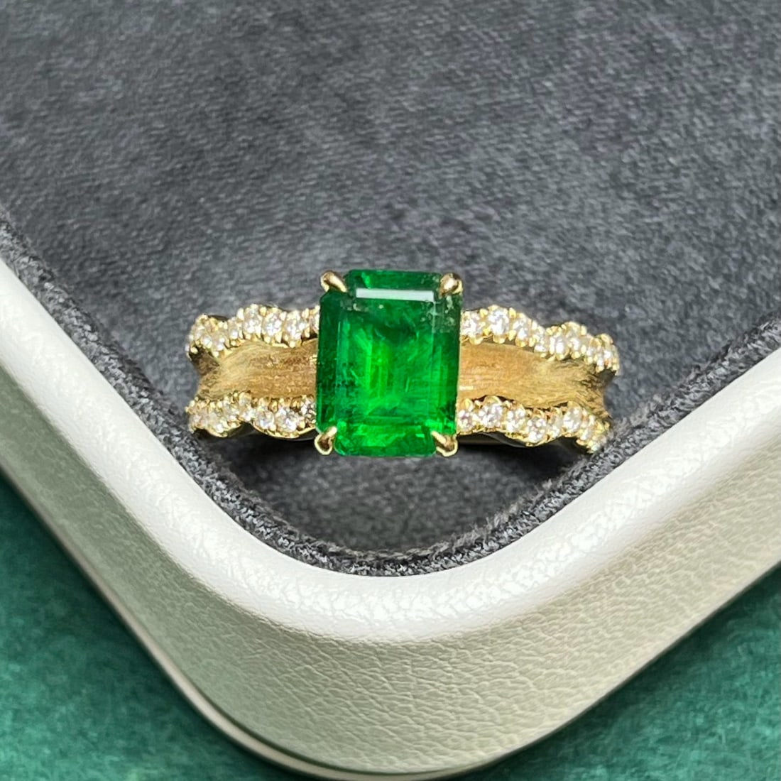 14k Gold 1.80 Ctw Vivid Green Natural Emerald & Diamond Ring: Ref:230940295 // gold content:14k gold // ring size:7. 25us // // main gemstone:emerald // shape:octagonal // carat weight:1. 53ct // color:vivid green // treatment:natural // // adjacent gemstone