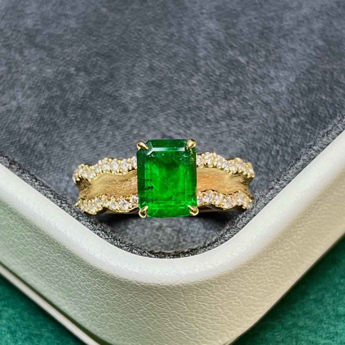 14k Gold 1.80 Ctw Vivid Green Natural Emerald & Diamond Ring - 2