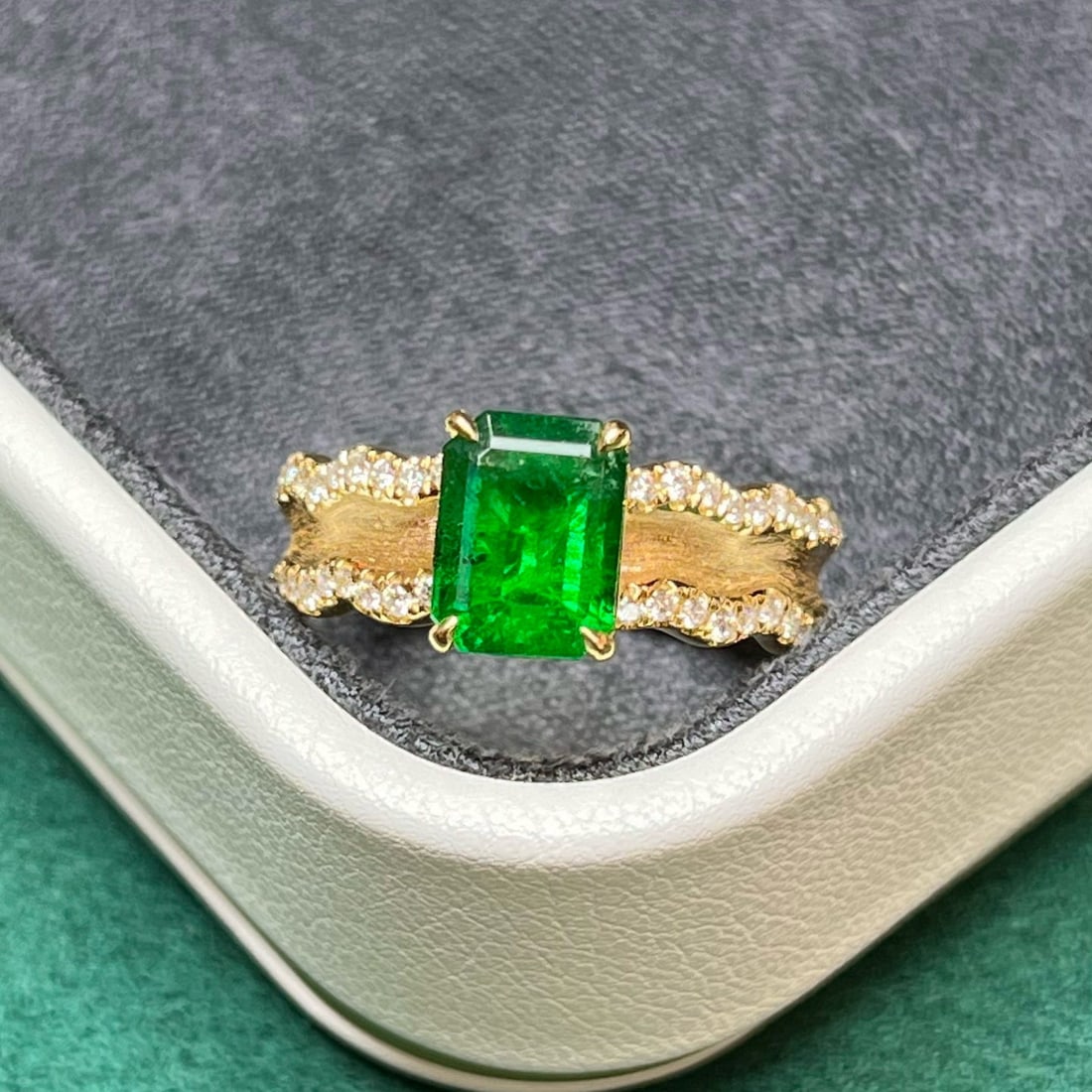 14k Gold 1.80 Ctw Vivid Green Natural Emerald & Diamond Ring - 3