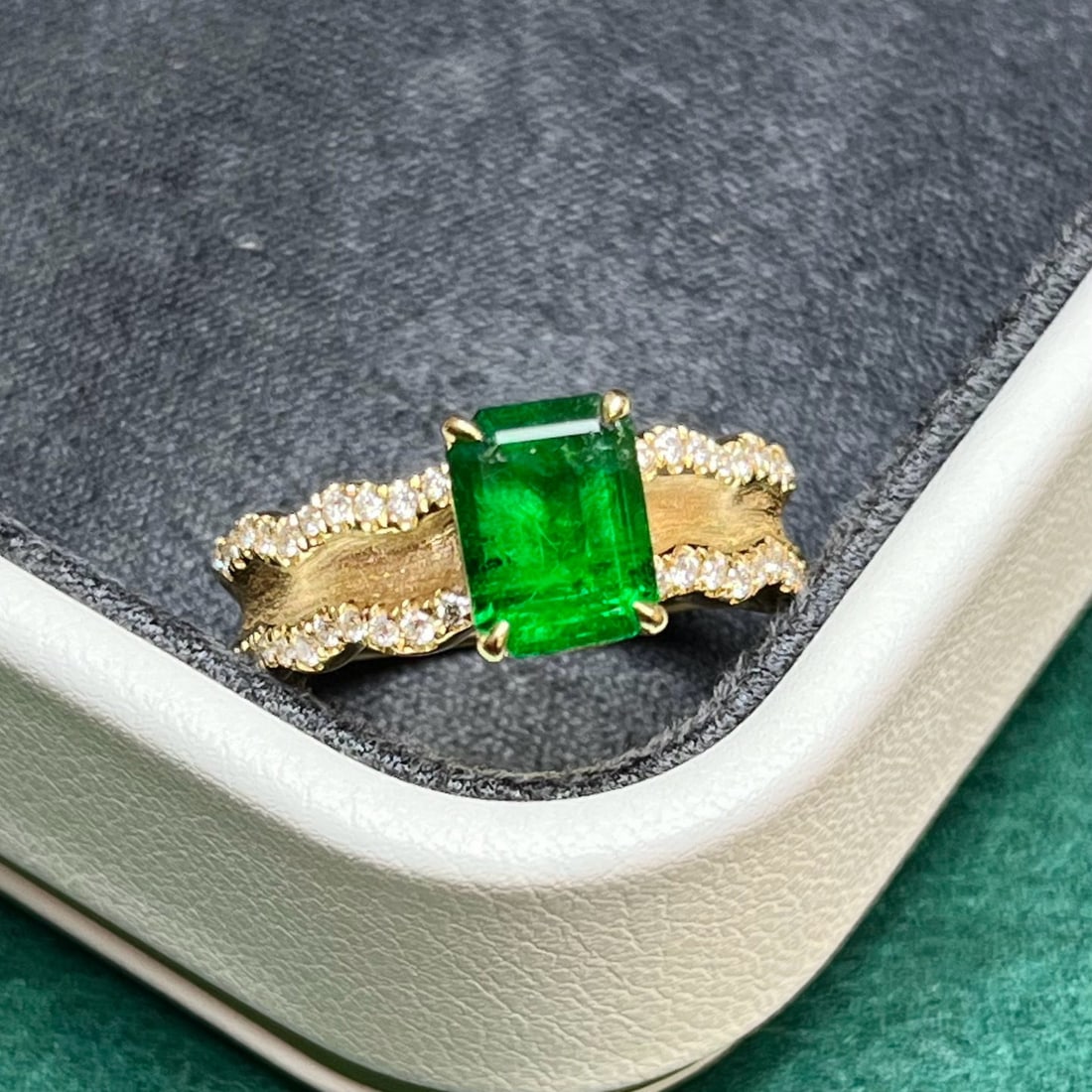 14k Gold 1.80 Ctw Vivid Green Natural Emerald & Diamond Ring - 5