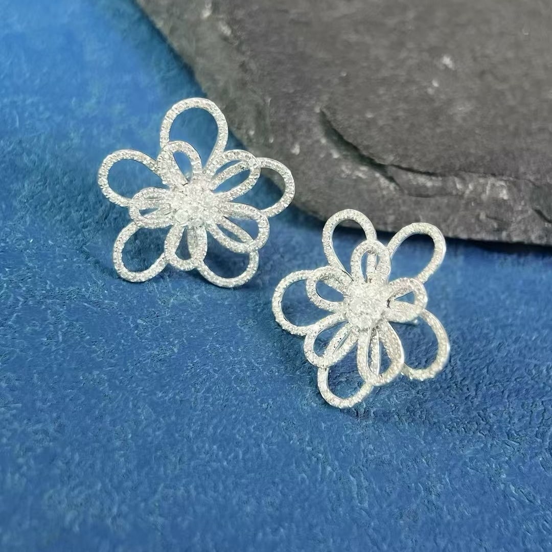 14k Gold 0.76 Ct Natural H Diamond & Flowers Earrings: Ref:230940302 // gold content:14k gold // main gemstone:diamond // shape:round // carat weight:0. 76ct // clarity grade:vs-si // color:h // treatment:natural // cut grade:g // Condition: NewLow