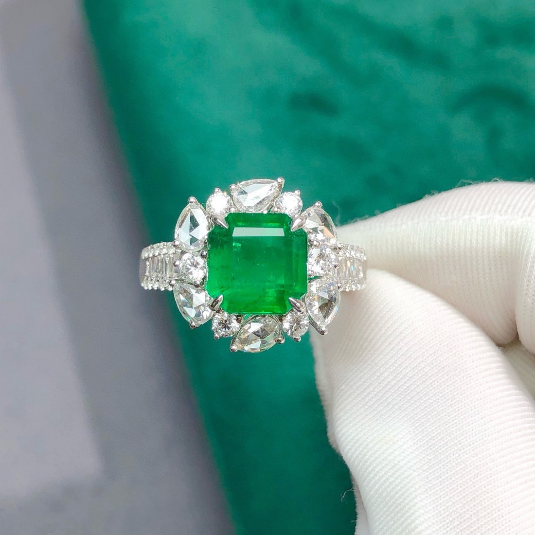 14k Gold 3.83 Ctw Vivid Green Natural Emerald & Diamond Ring: Ref:230940309 // gold content:14k gold // ring size:7. 25us // // main gemstone:emerald // shape:octagonal // carat weight:2. 60ct // color:vivid green // treatment:natural // // adjacent gemstone 2 :