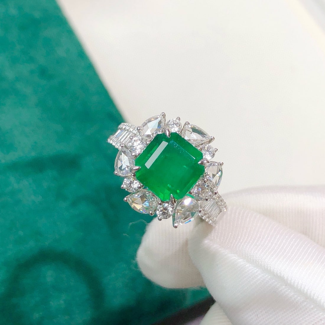 14k Gold 3.83 Ctw Vivid Green Natural Emerald & Diamond Ring - 2