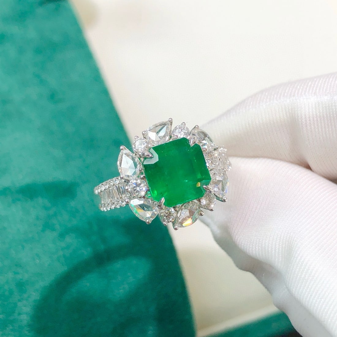 14k Gold 3.83 Ctw Vivid Green Natural Emerald & Diamond Ring - 4