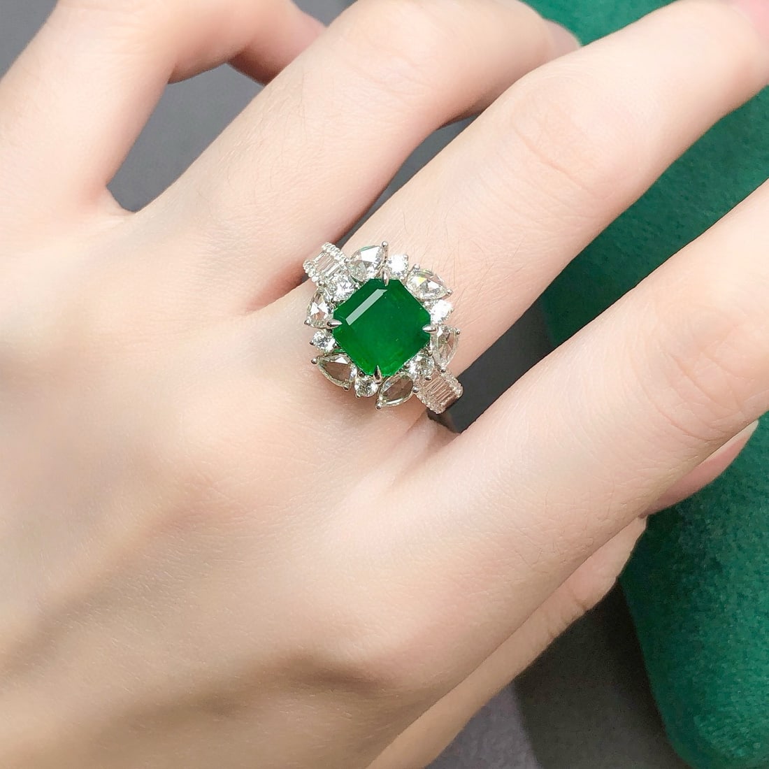 14k Gold 3.83 Ctw Vivid Green Natural Emerald & Diamond Ring - 6