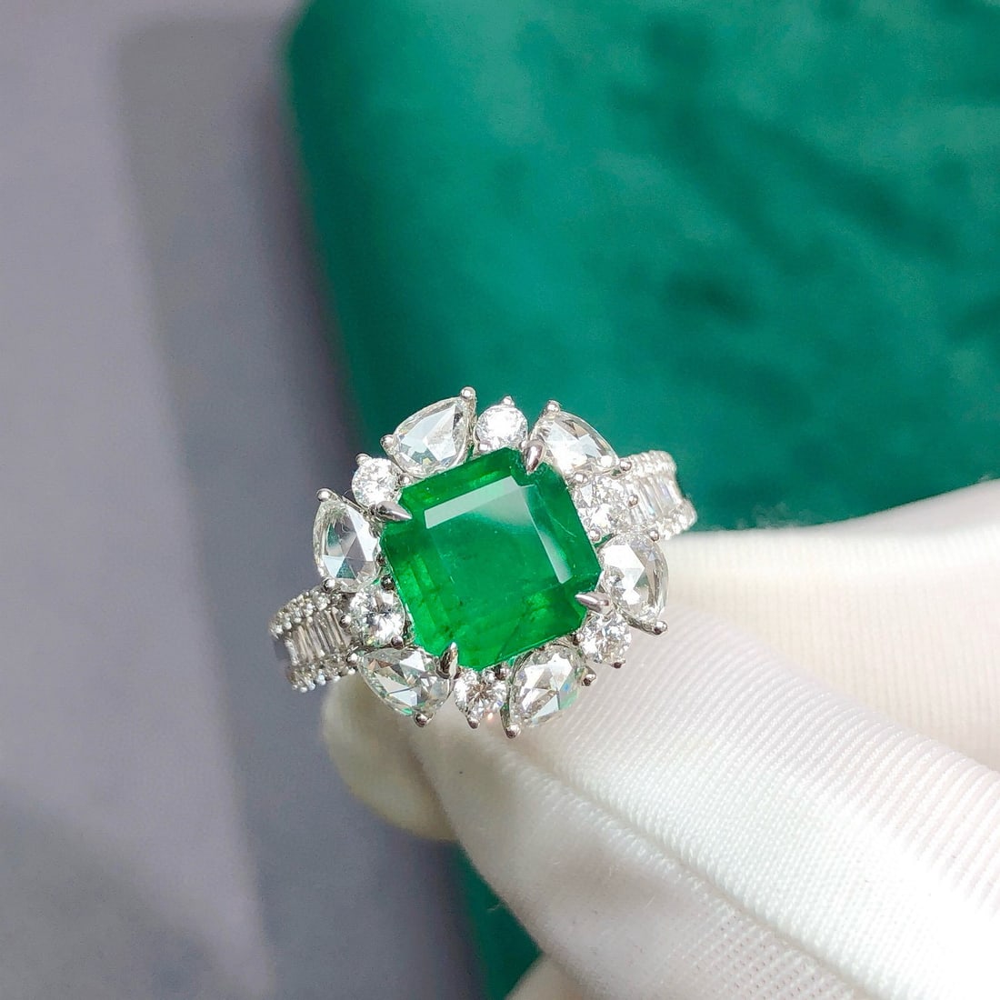 14k Gold 3.83 Ctw Vivid Green Natural Emerald & Diamond Ring - 7