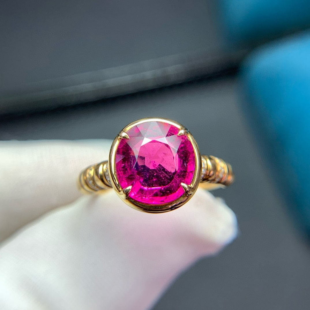 14k Gold 3.5 Ct Natural Tourmaline & Diamond Ring: Ref:230940311 // gold content:14k gold // ring size:7. 25us // // main gemstone:tourmaline // shape:oval // carat weight:3. 5ct // color:red // treatment:natural // // adjacent gemstone 2 :