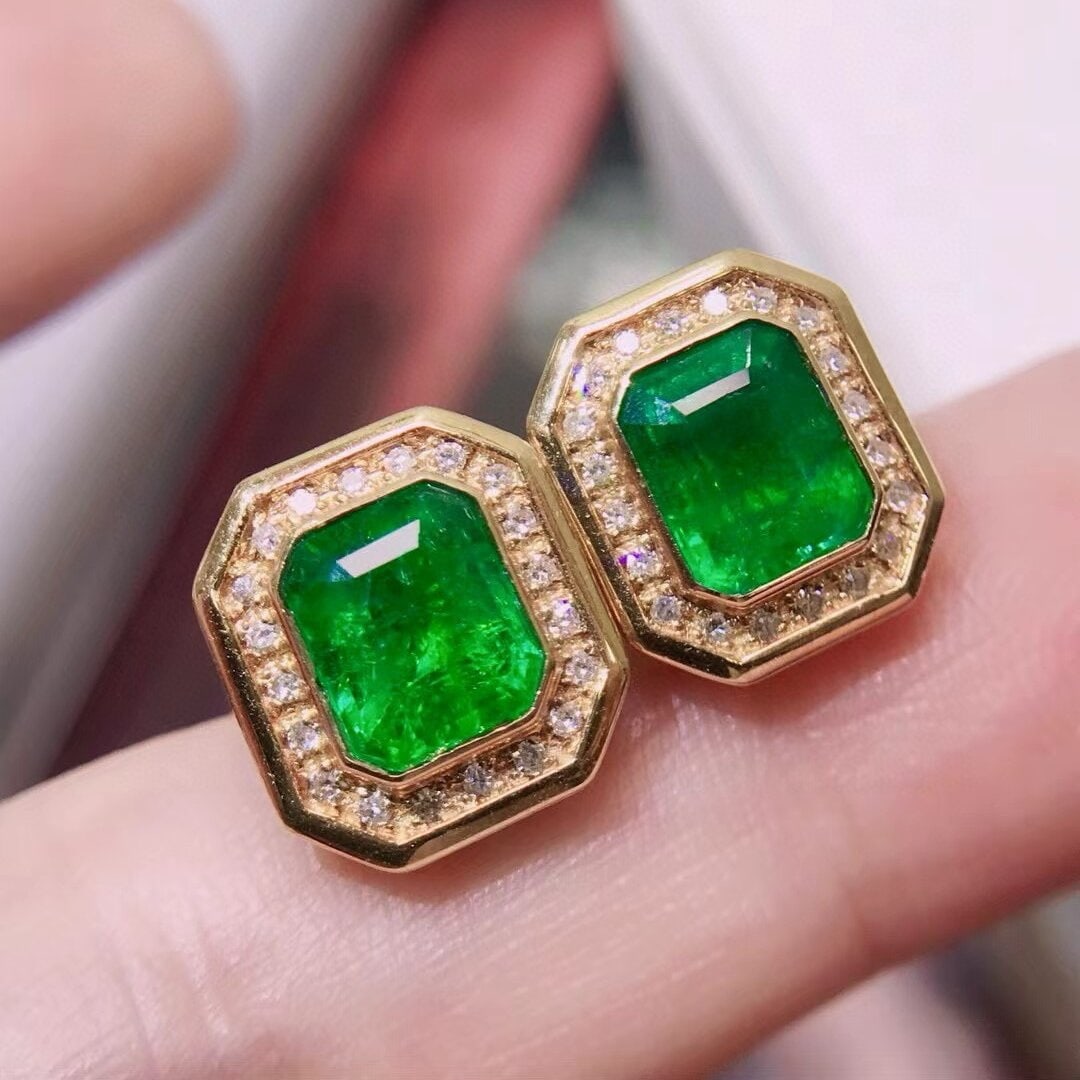 14k Gold 2.68 Ctw Vivid Green Natural Emerald & Diamond Earrings: Ref:230940321 // gold content:14k gold // main gemstone:emerald // shape:octagonal // carat weight:2. 4ct // color:vivid green // treatment:natural // // adjacent gemstone 2 : diamond //