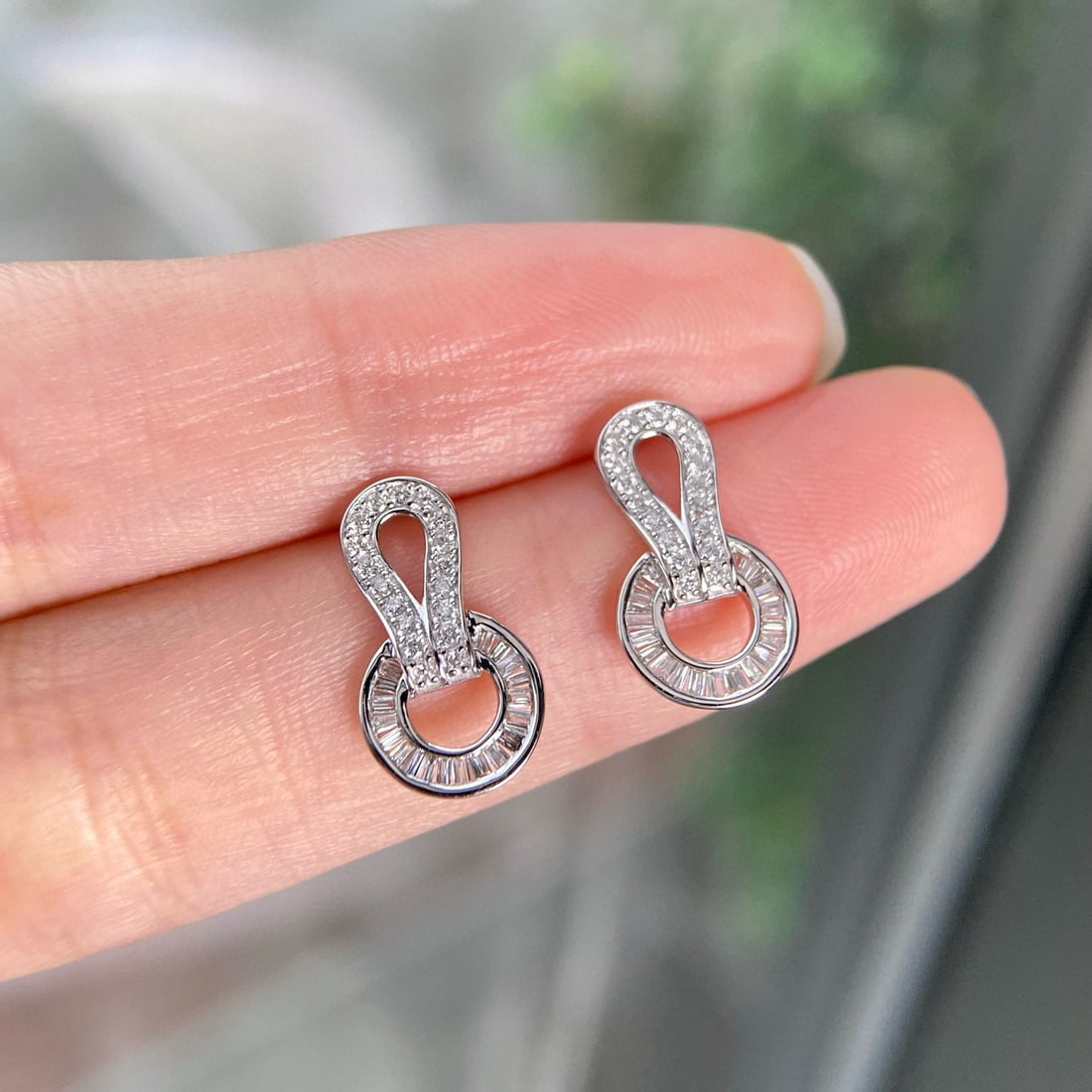 14k Gold 0.18 Ctw Natural H Diamond Earrings: Ref:230940342 // gold content:14k gold // main gemstone:diamond // shape:baguette // carat weight:0. 11ct // clarity grade:vs-si // color:h // treatment:natural // // adjacent gemstone 2 : diamond