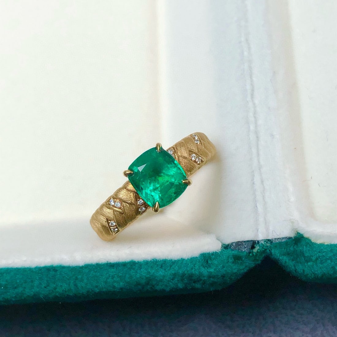 14k Gold 1.35 Ctw Vivid Green Natural Emerald & Diamond Ring - 2