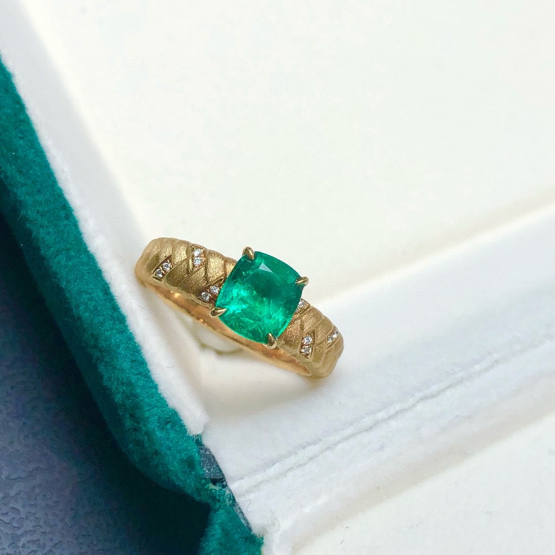 14k Gold 1.35 Ctw Vivid Green Natural Emerald & Diamond Ring - 4