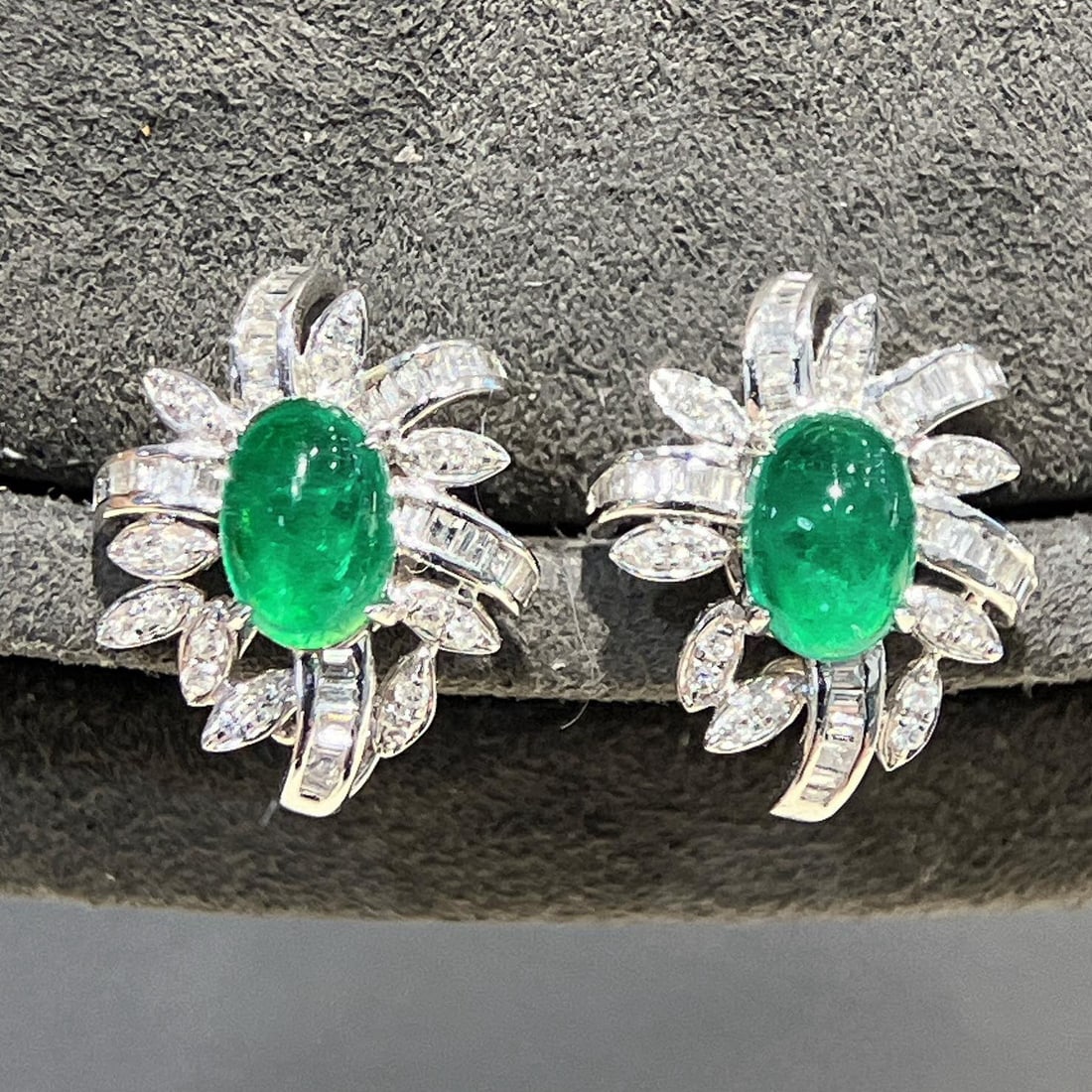 14k Gold 1.2 Ct Vivid Green Natural Emerald & Diamond Earrings - 4