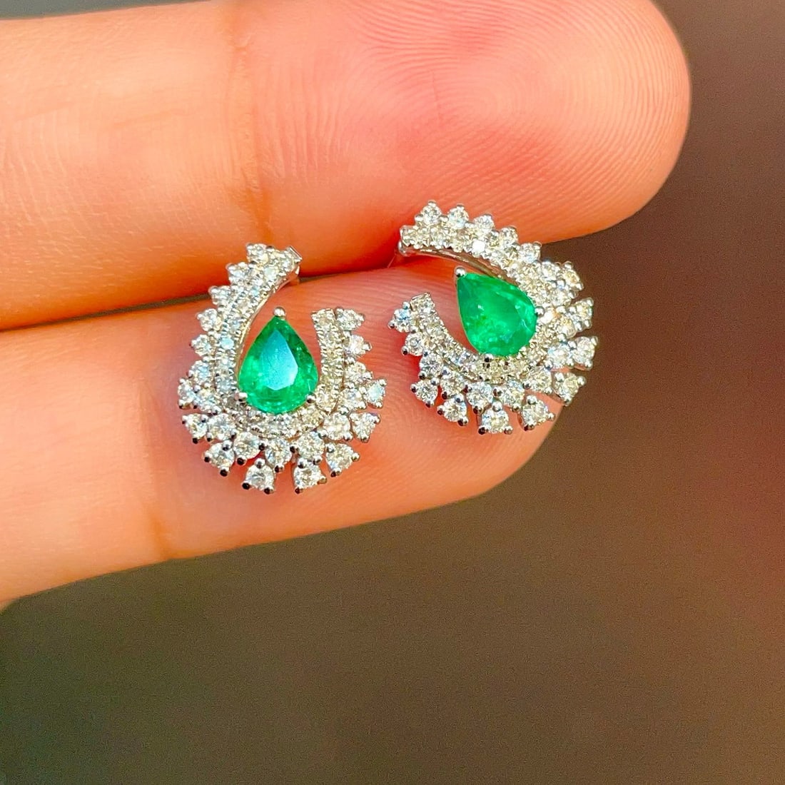 14k Gold 1.05 Ctw Vivid Green Natural Emerald & Diamond Earrings: Ref:230940382 // gold content:14k gold // main gemstone:emerald // shape:pear // carat weight:0. 45ct // color:vivid green // treatment:natural // // adjacent gemstone 2 : diamond // shape:round //