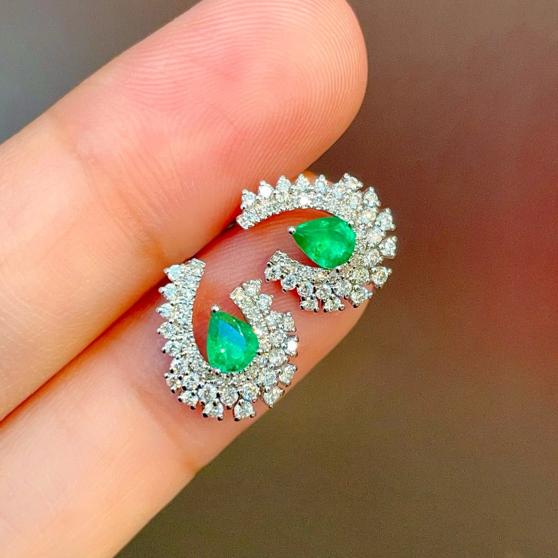 14k Gold 1.05 Ctw Vivid Green Natural Emerald & Diamond Earrings - 5